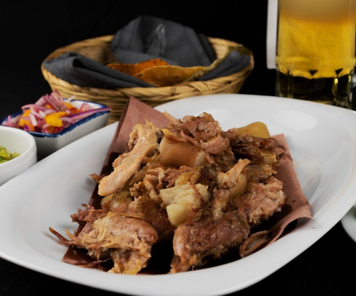 Carnitas Confitadas en cazo de cobre al estilo Santa Clara del Cobre, Michoacán