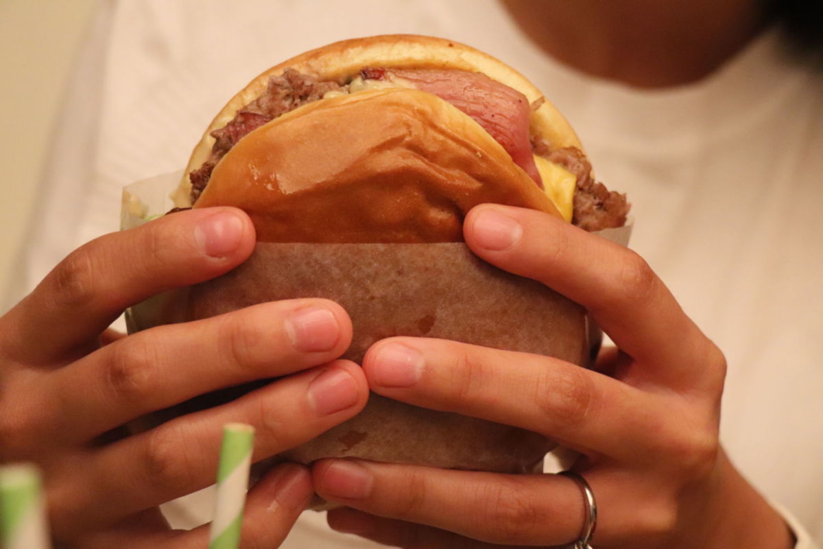 En esta época de lluvia, ten una ‘date’ casual de hamburguesas y malteadas en Bobo, la nueva apertura de la Condesa
