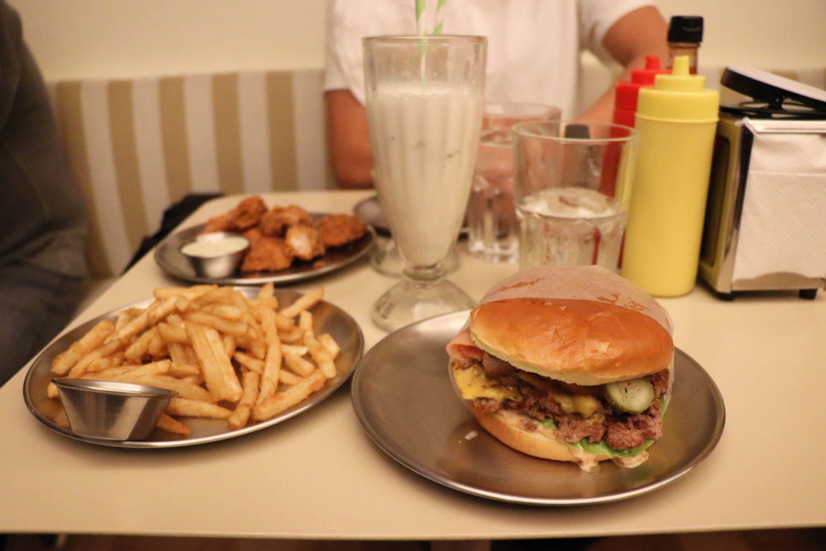 hamburguesa con papitas y malteada