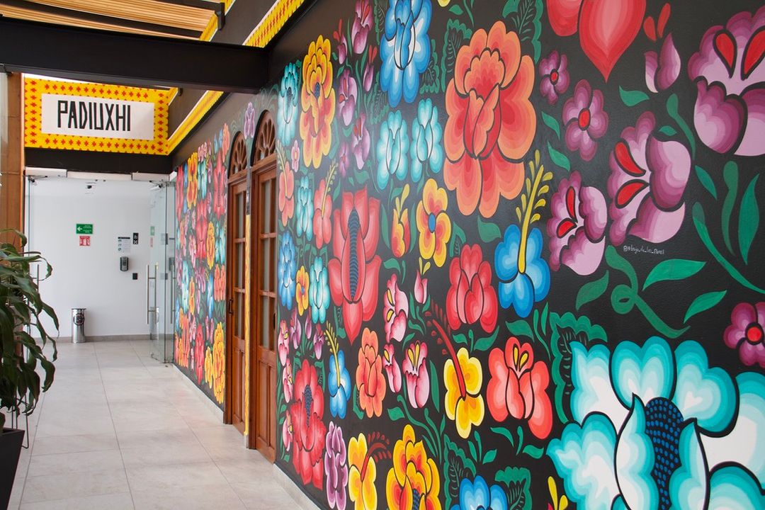Mural de flores inspirado en Oaxaca Tezontle