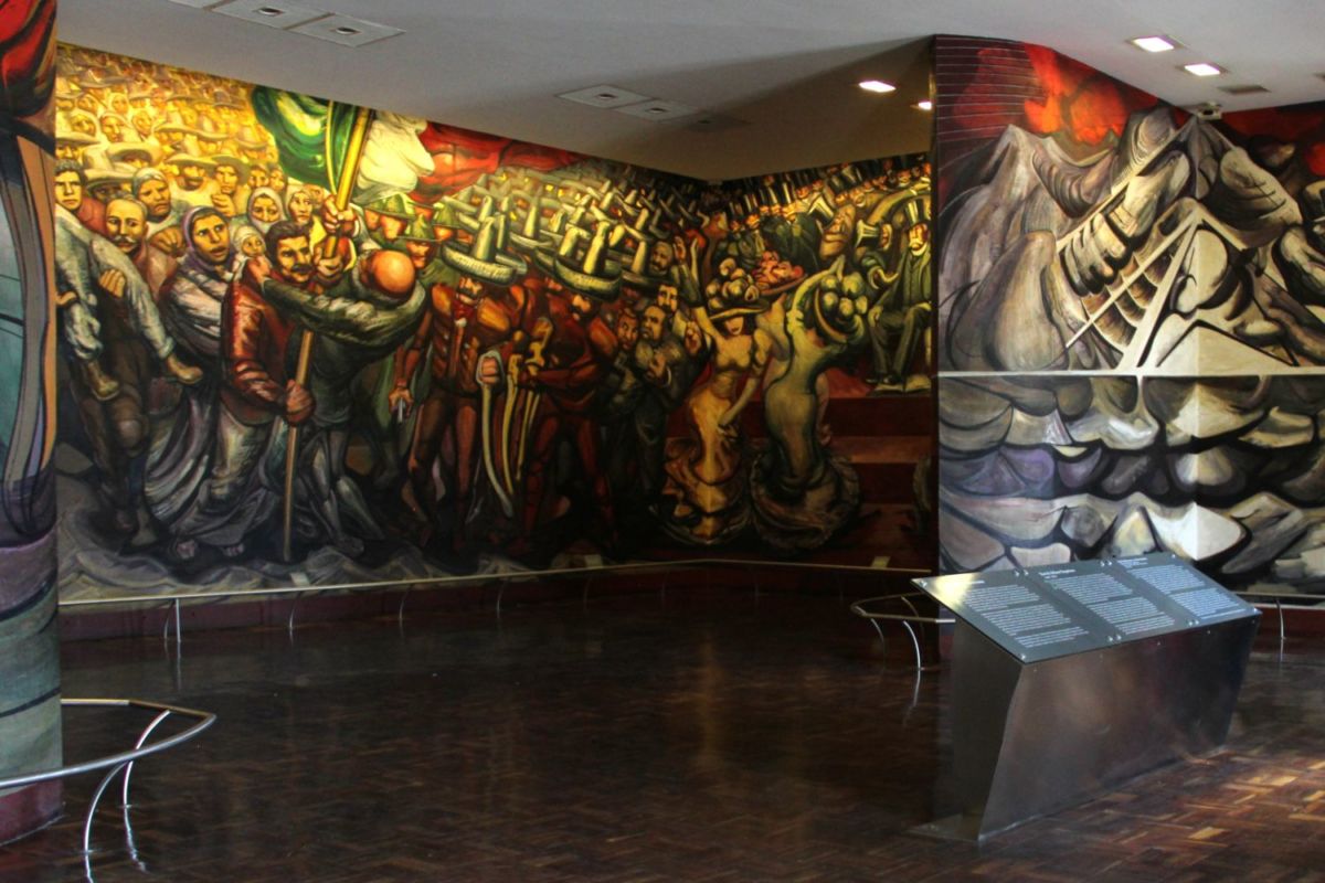 Mural de Siqueiros en el Museo Nacional de Historia