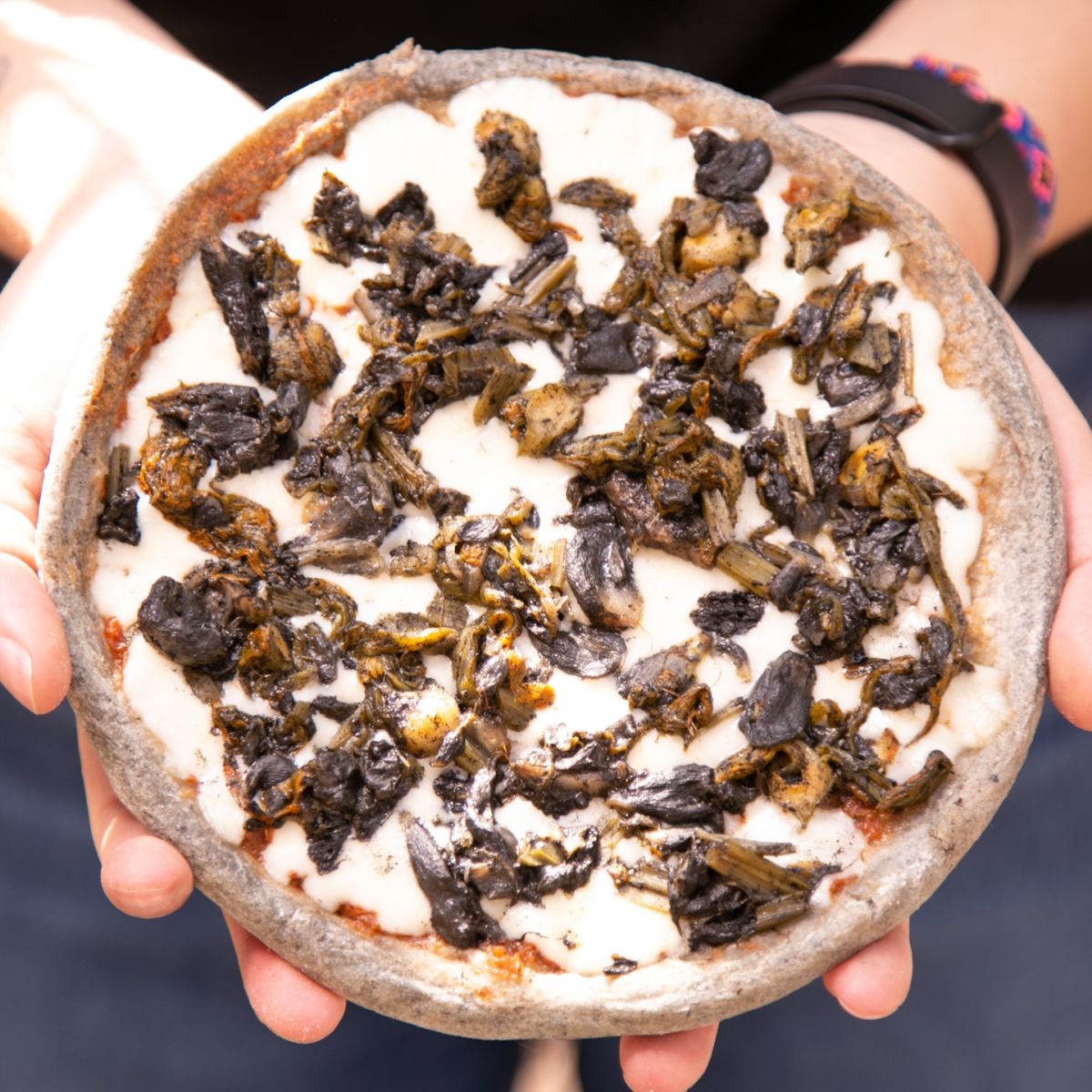 Pizza de flor de calabaza y huitlacoche