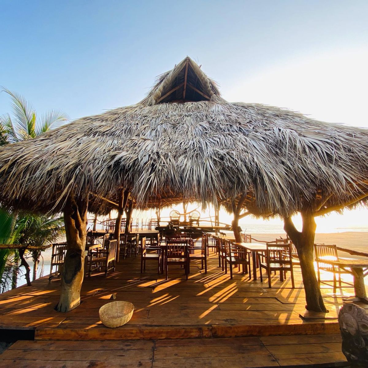 Proyecto Maloca cabañas ecoturísticas en la playa de Michoacán