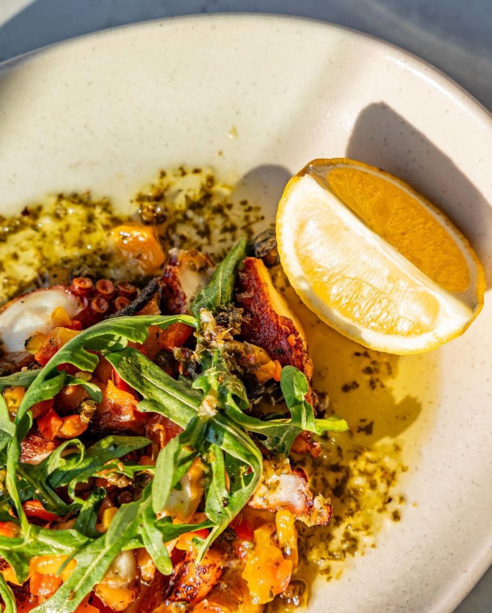 Pulpo Pipéri .Orzo Ilios y Ensalada Mediterránea