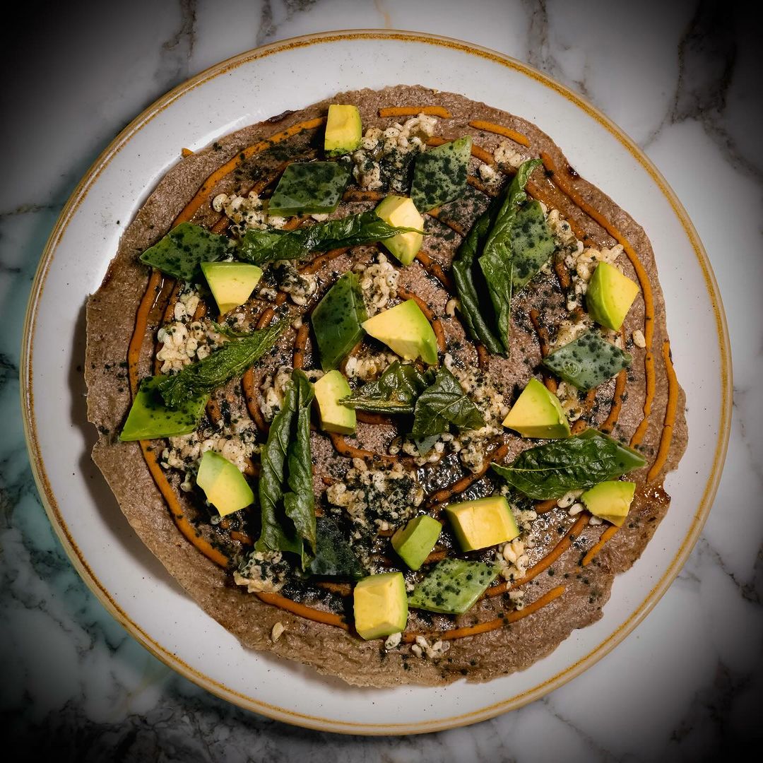 Tlayuda de escamoles 