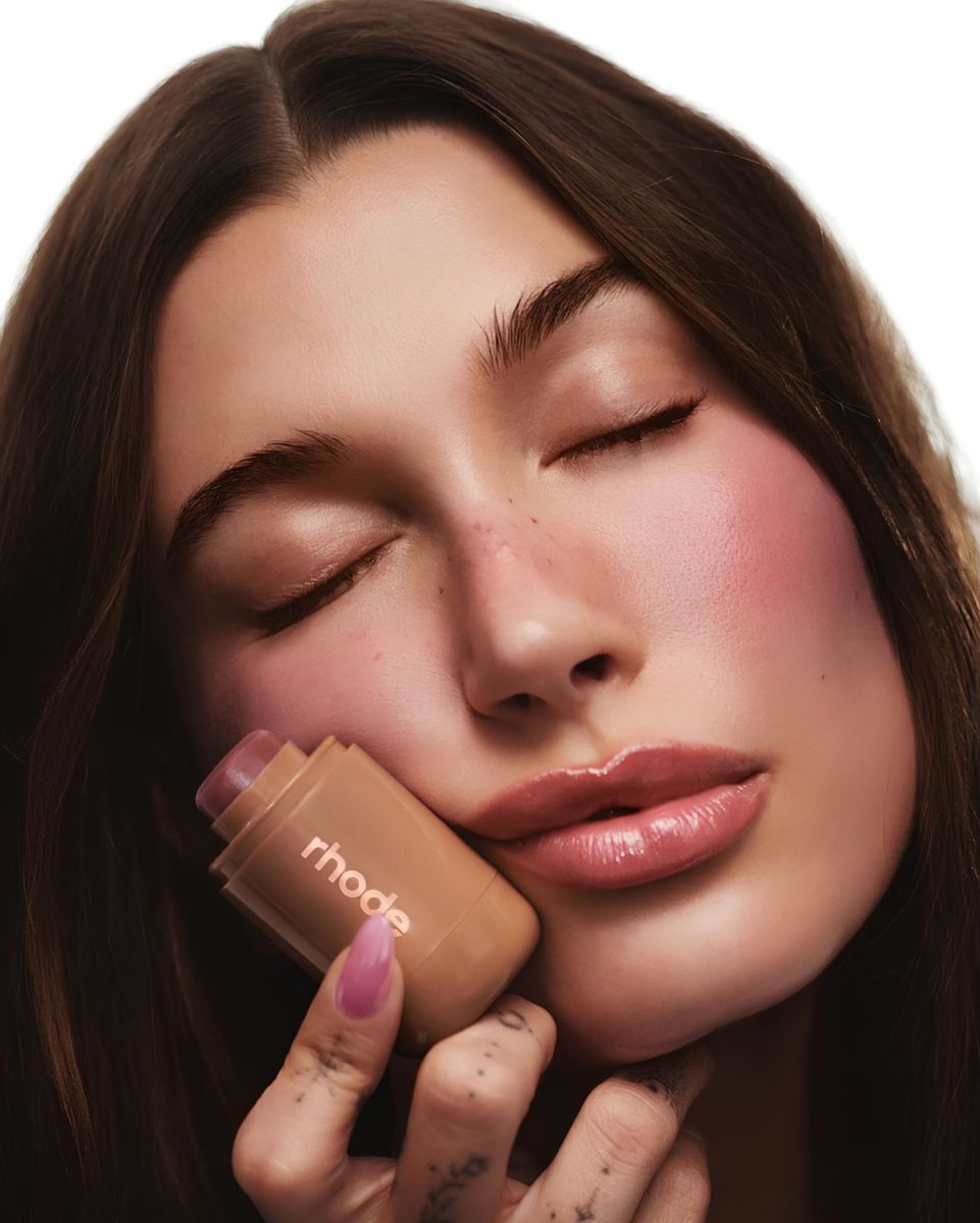 Los nuevos rubores de Hailey Bieber que han enloquecido internet (nos urge que lleguen a México)