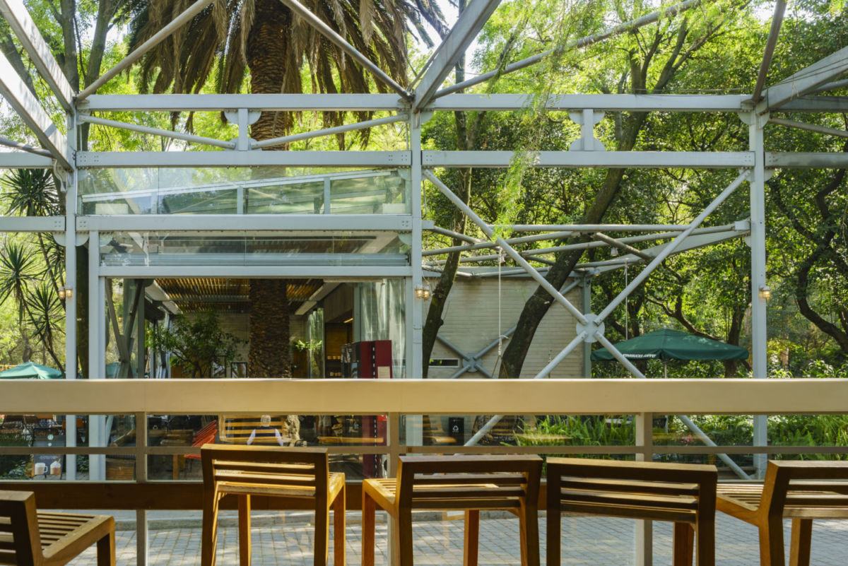 Terraza de la Librería Porrúa en el Bosque de Chapultepec