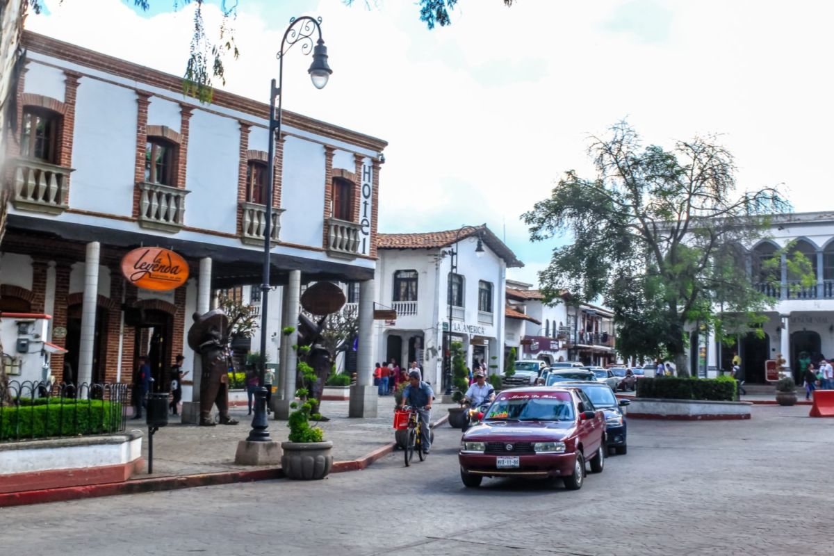 Este centro histórico con edificios blancos está a 1 hora y media de la CDMX y es perfecto para caminar y comer rico 