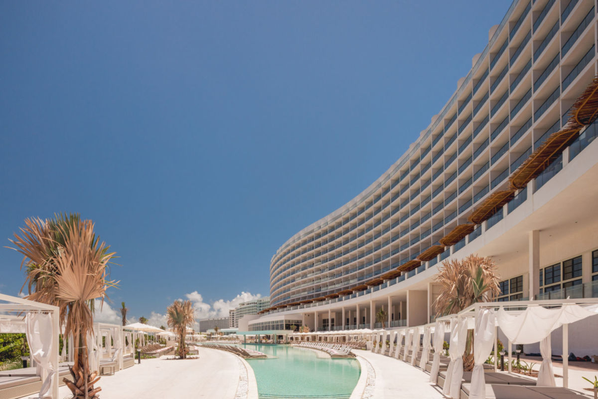 AVA: El hotel de 5 estrellas en Cancún con una alberca de 800 metros (y todo el lujo incluido)