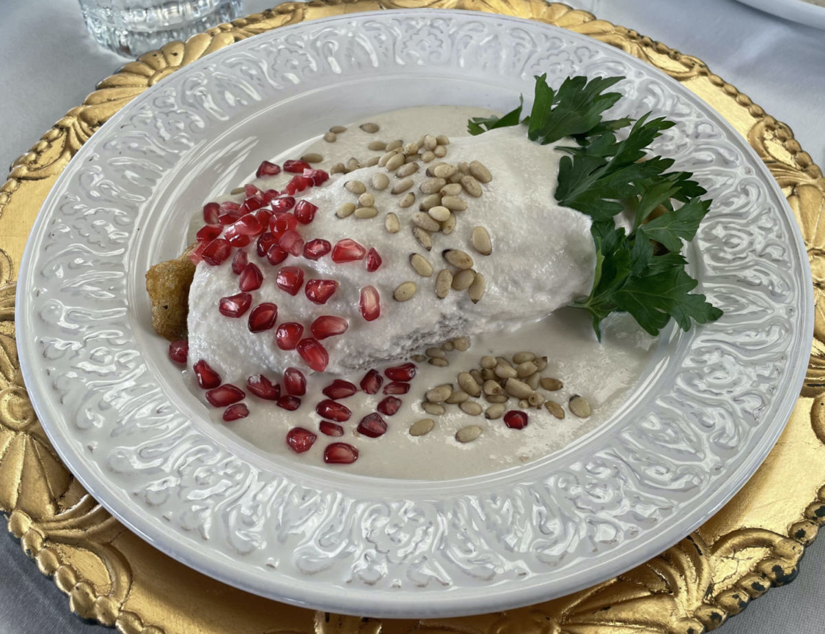 Tradición y vanguardia: El sublime Chile en Nogada que sirven en Paxia