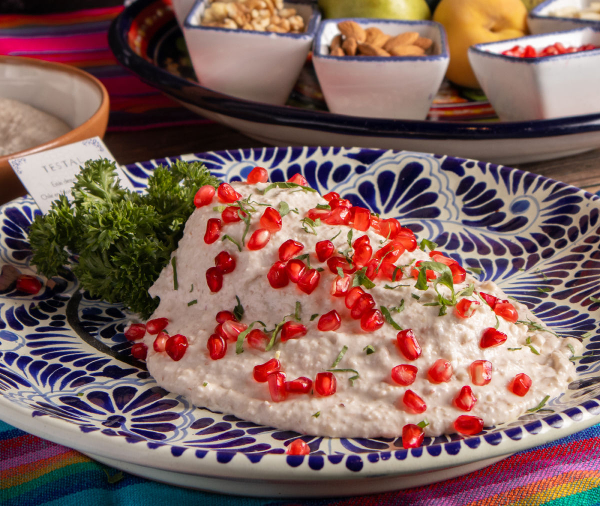 ¿Prefieres los clásicos? Los chiles en nogada de Testal serán tus favoritos de la temporada