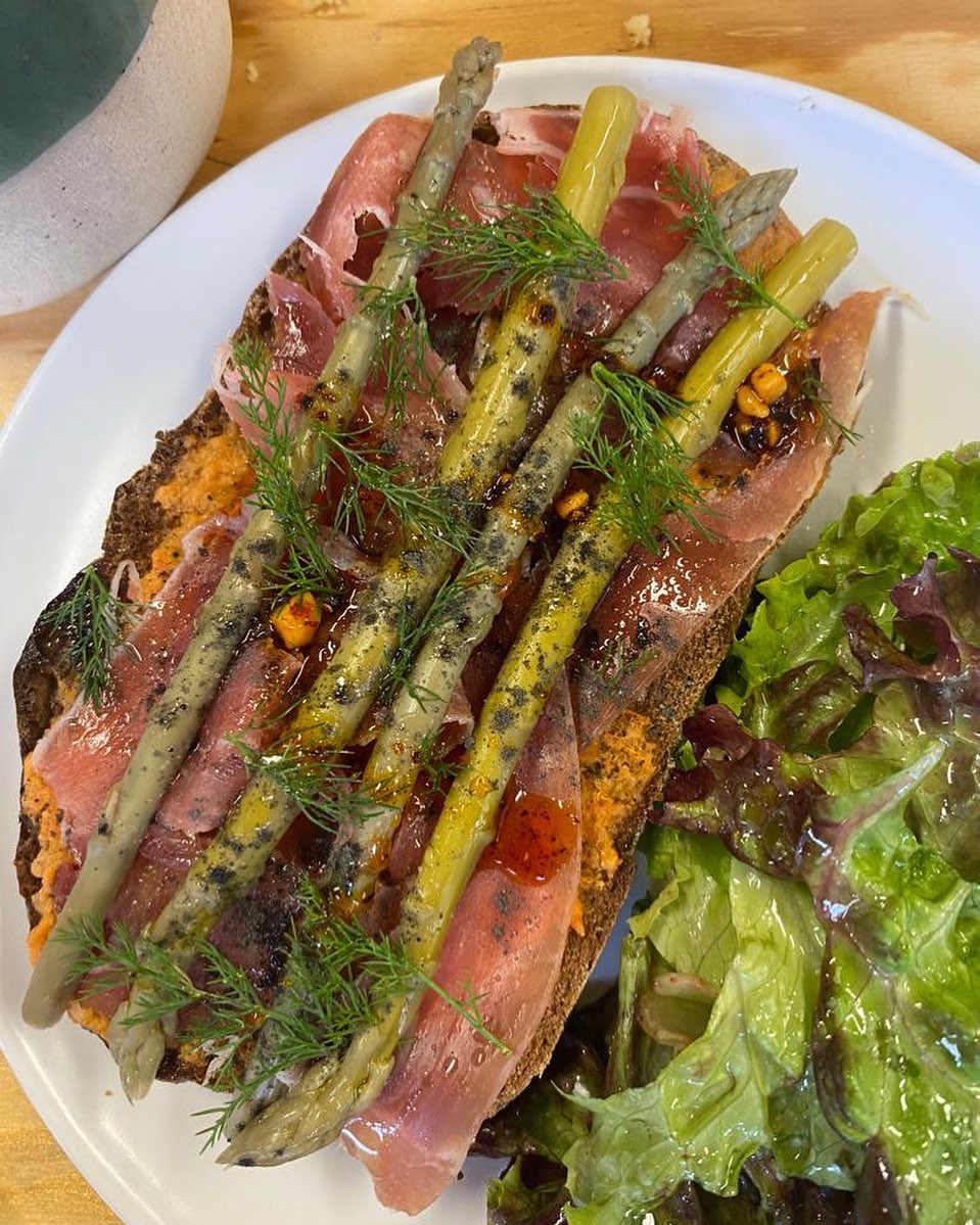 Toast de jamón serrano y espárragos encurtidos 
