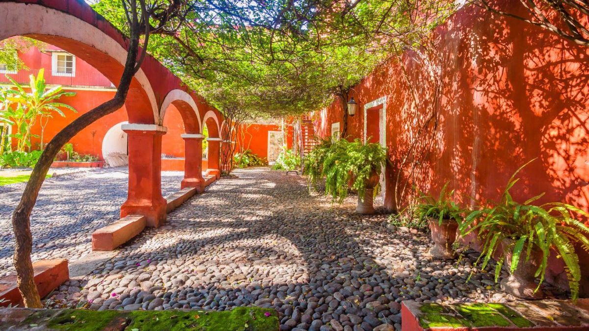 Pasa un fin de semana en esta preciosa hacienda roja a solo 2 horas de la CDMX