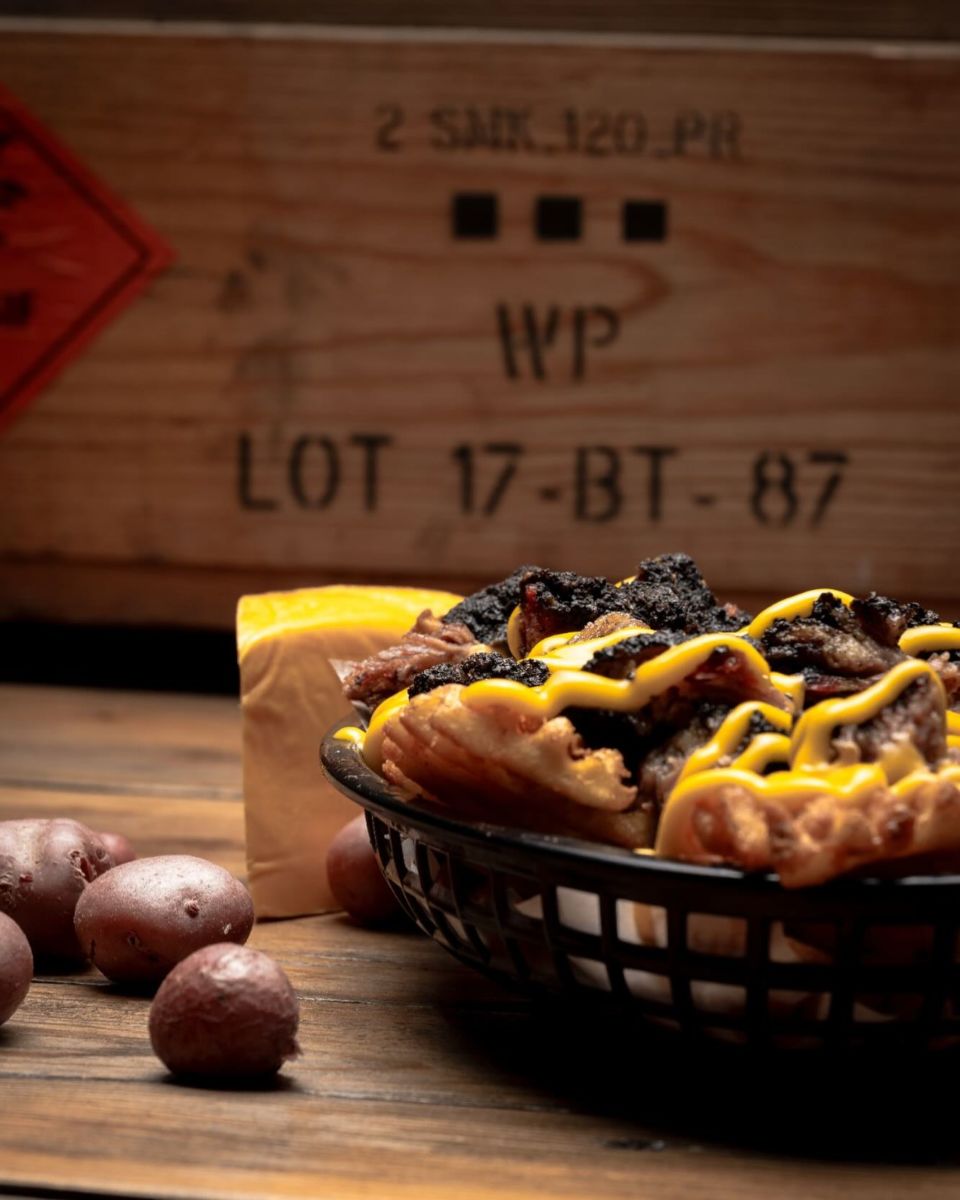 Papas waffle con chopped brisket