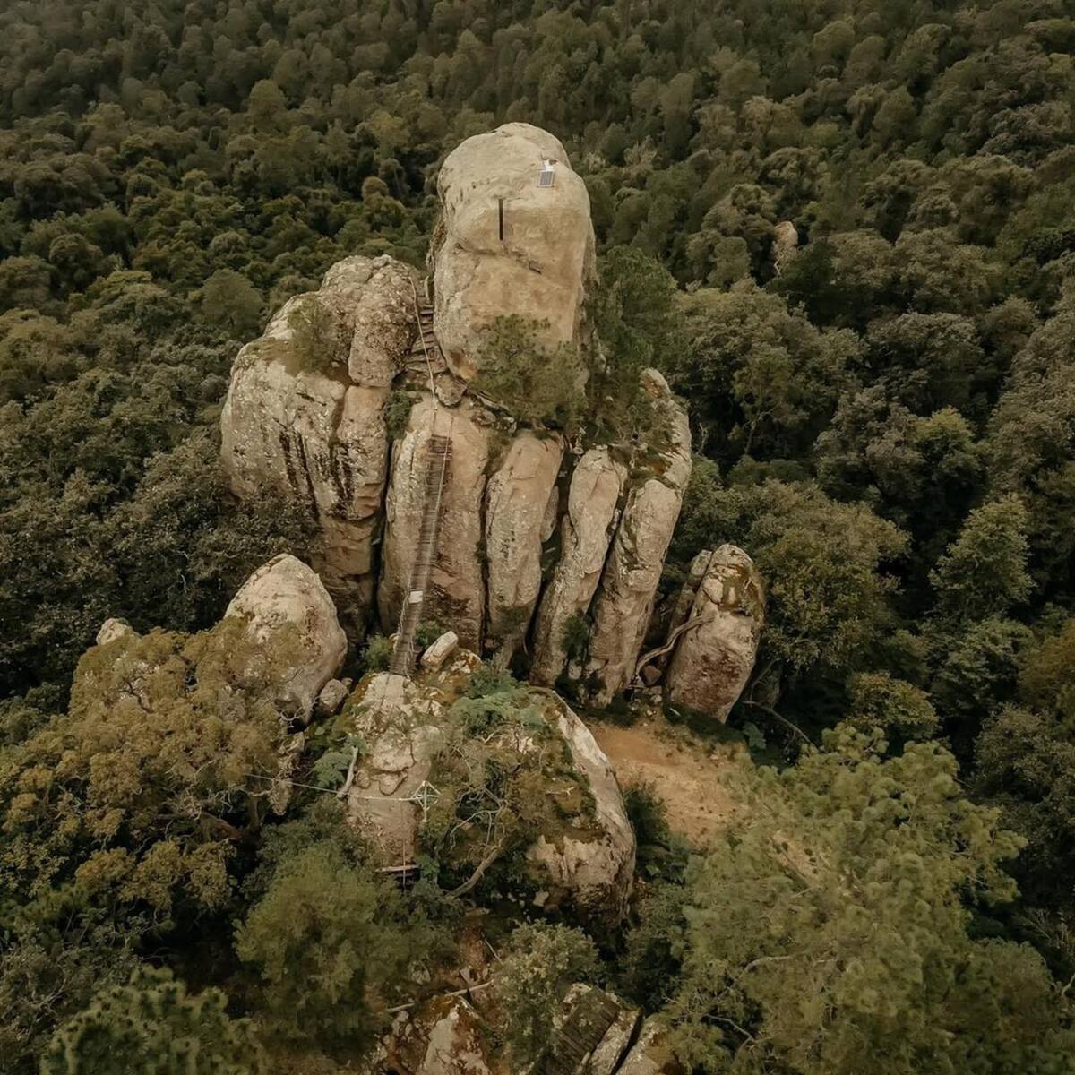 Atraviesa el puente colgante del Parque Natural Los Frailes y disfruta de las mejores vistas desde las alturas