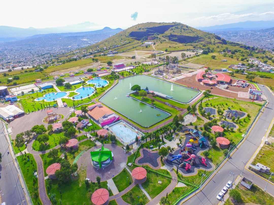 Dinosaurios gigantes, albercas y laguna artificial en este parque a menos de una hora de la CDMX