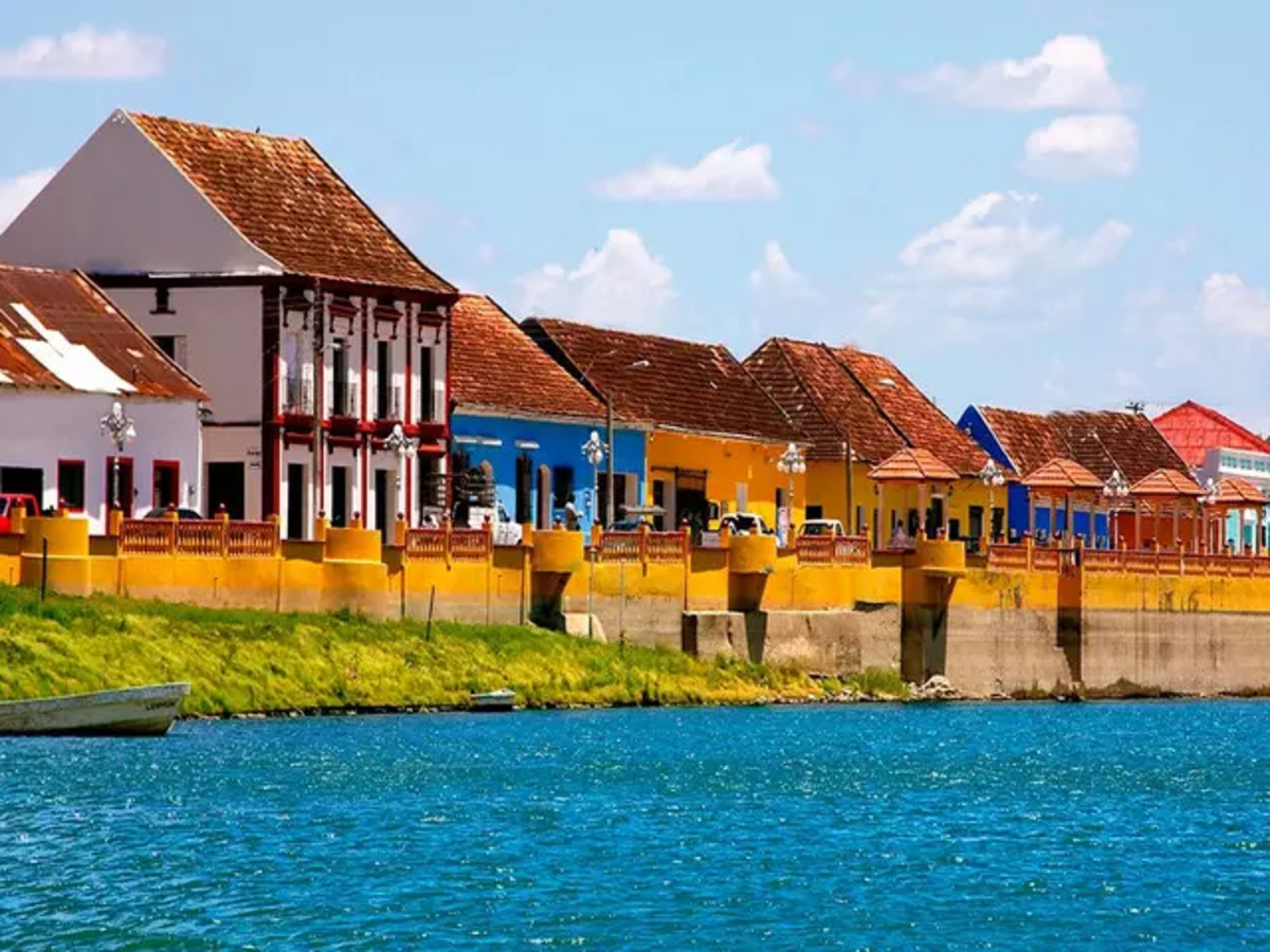 Lo más bonito de este Pueblo Mágico son sus casas coloridas con techos de teja francesa