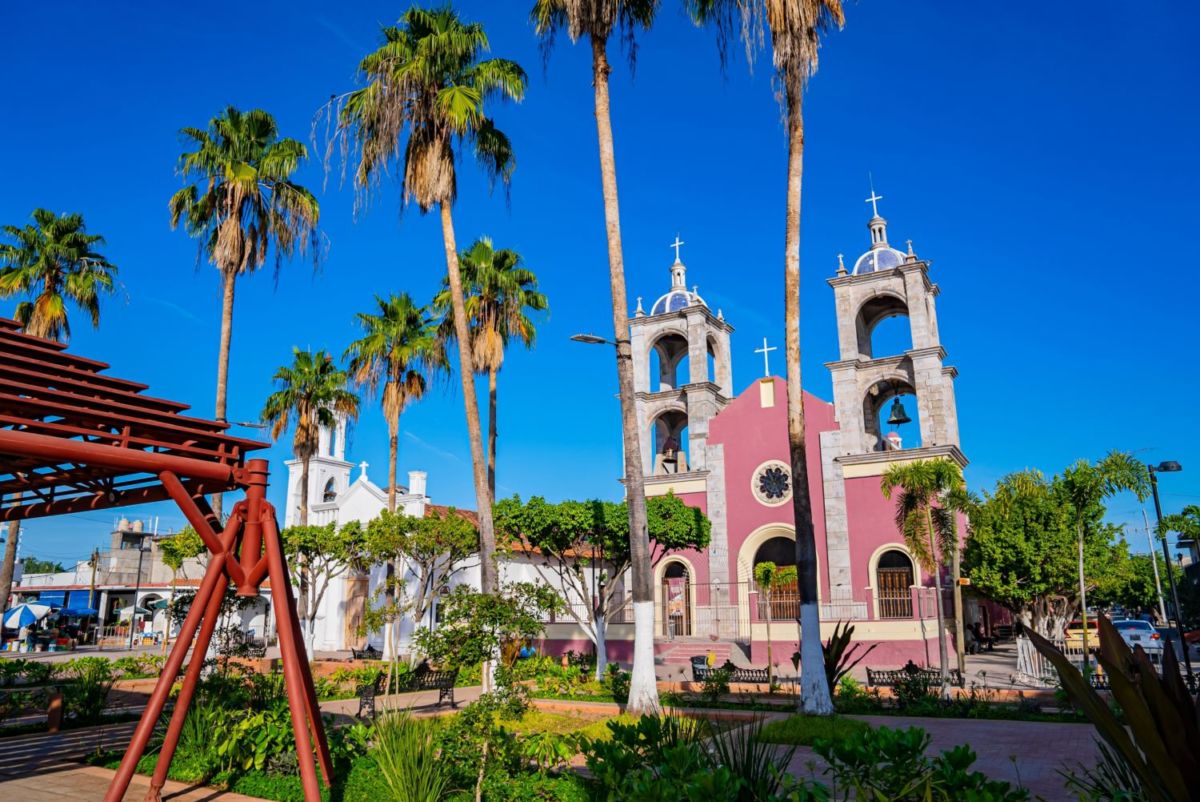 Conoce el pueblito de playa con una parroquia rosa y uno de los centros históricos más bonitos para pasear 