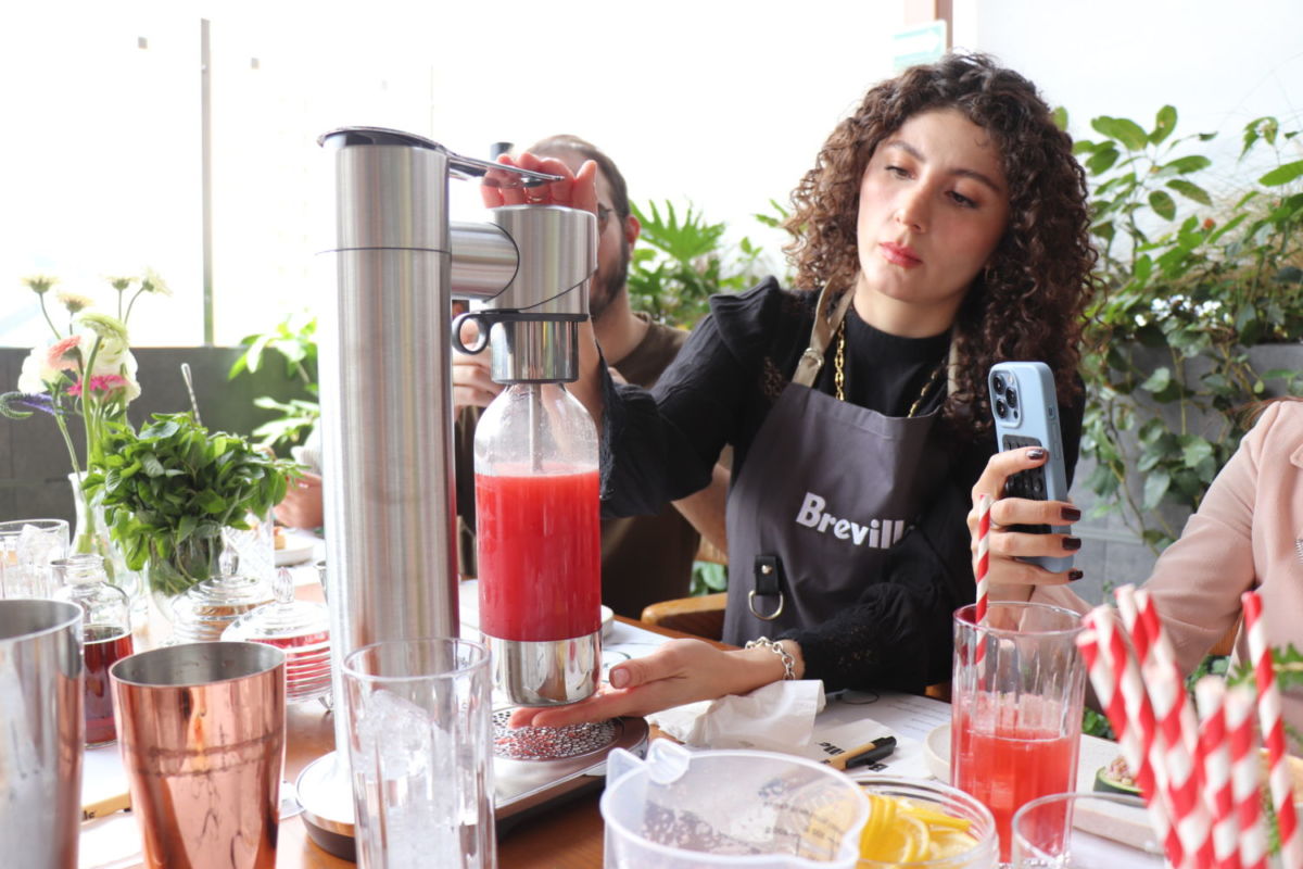 mocktail con agua mineral