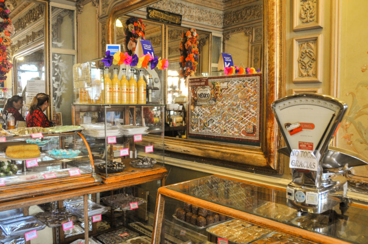 Cocadas, buñuelos y turrones en la dulcería más antigua de la CDMX 