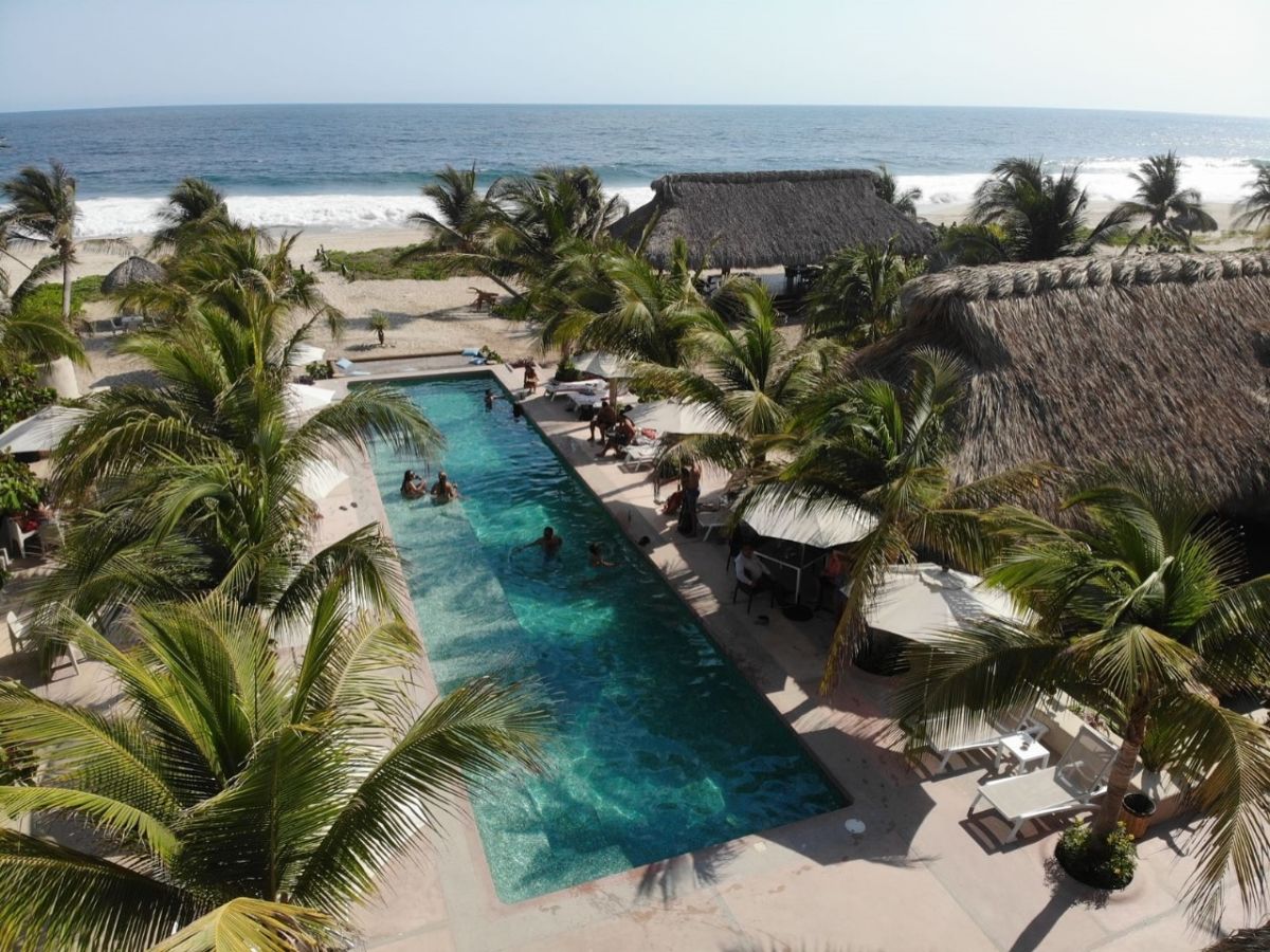 El Origen: El hotel de Puerto Escondido con una alberca a la mitad de la playa