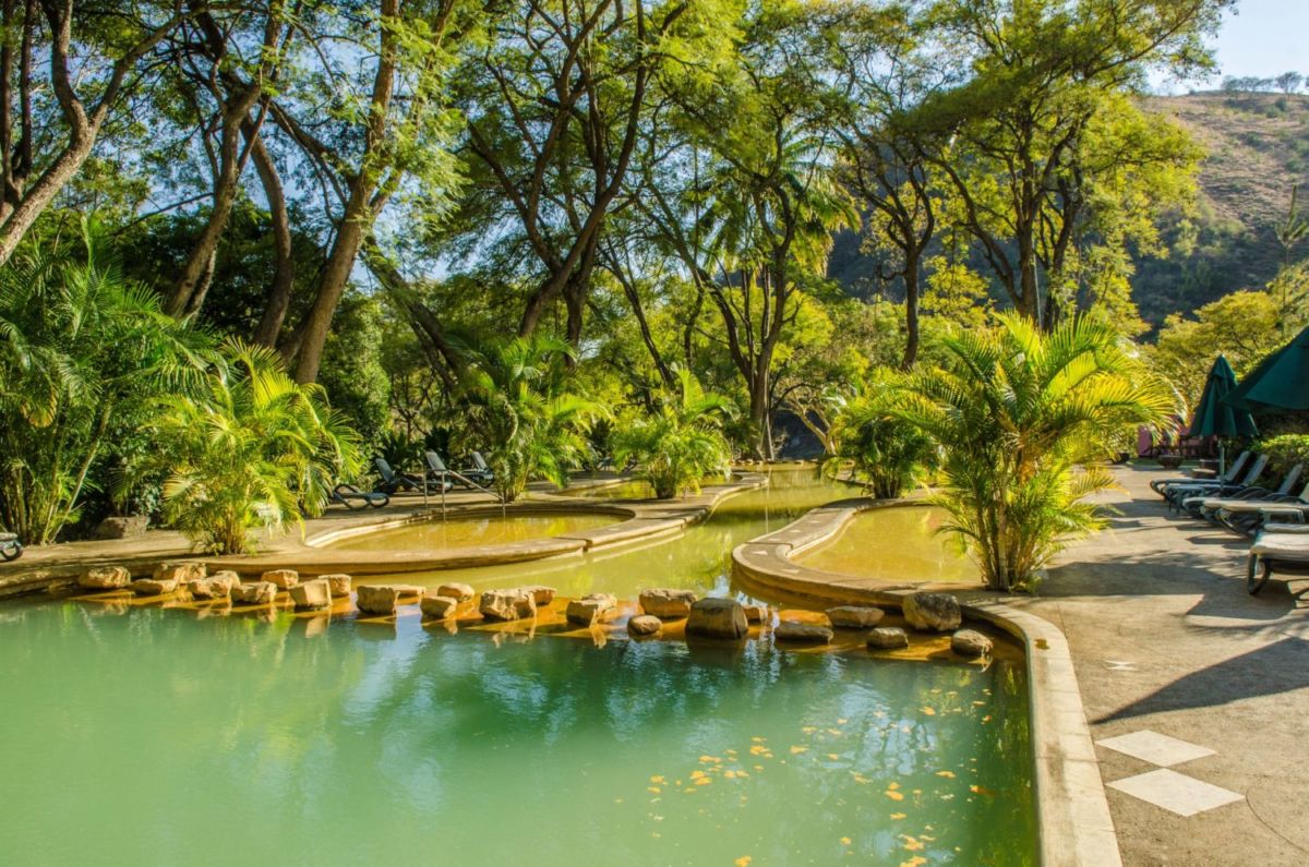 Baños de lodo, palmeras y cítricos en este hotel rosa de Michoacán a 3 horas de la CDMX