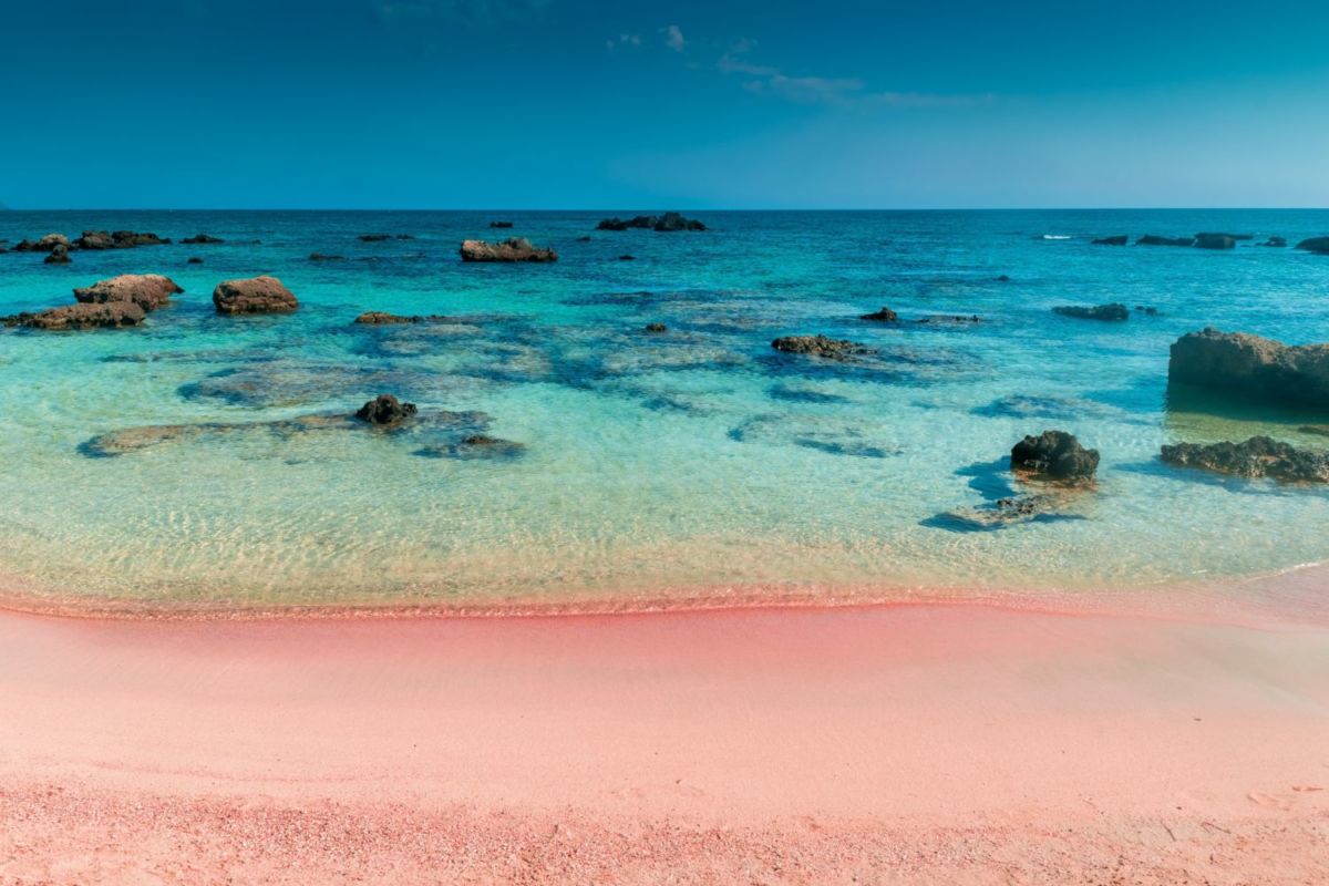 La playa de agua turquesa y rosa si existe y es un colorido espectáculo