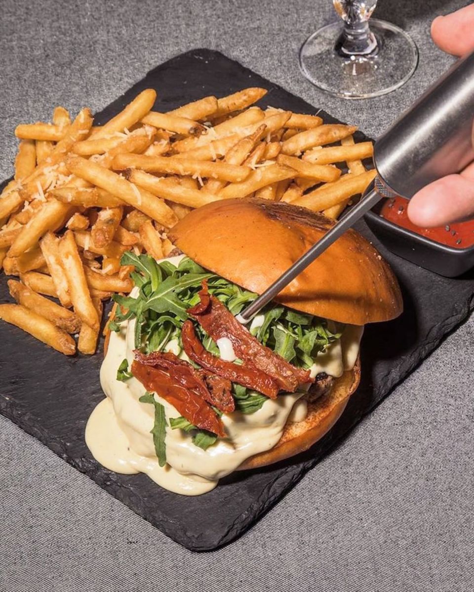 Dr. Burger y papas con trufa 