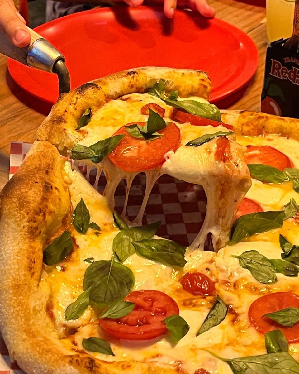 spots donde sirven mucho queso a los platos