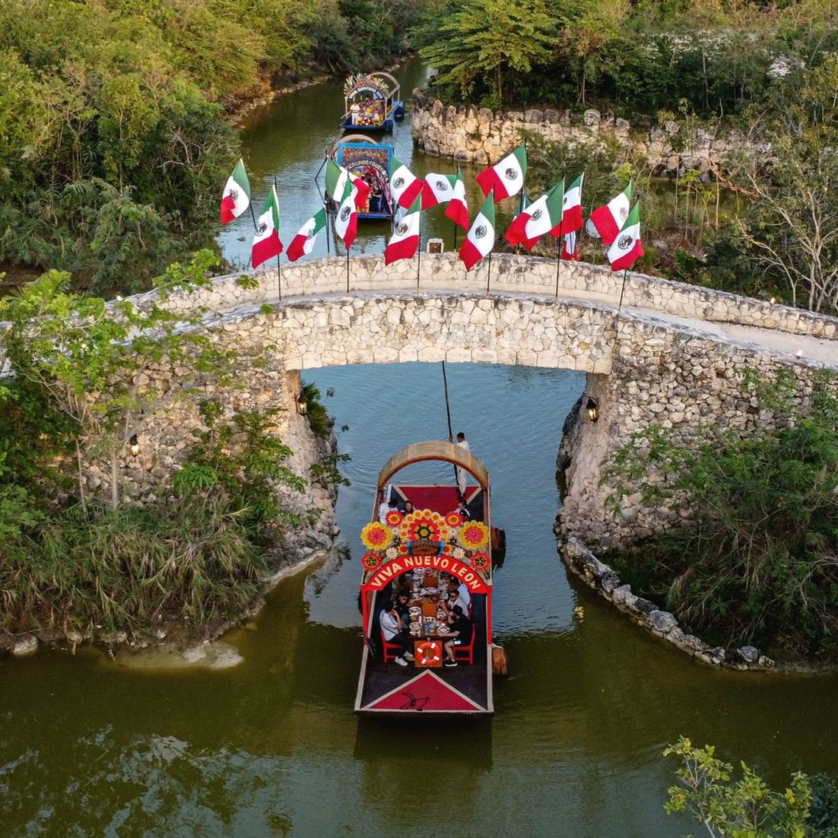 Conoce la versión de Xochimilco en la Riviera Maya (sí, con trajineras y todo)