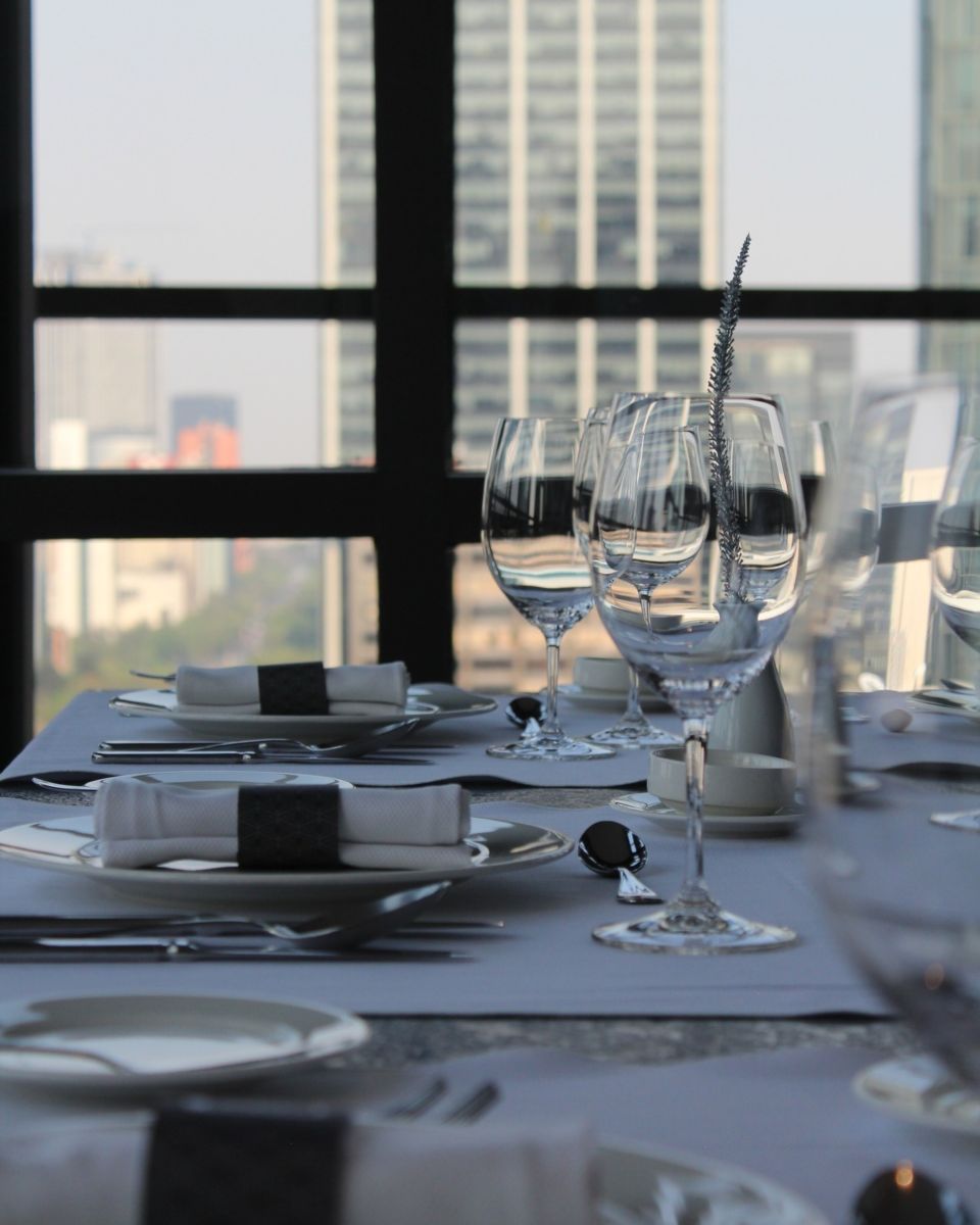 Este restaurante a una calle del Ángel de la Independencia ofrece 3 diferentes menús y es un reto decidirte por uno