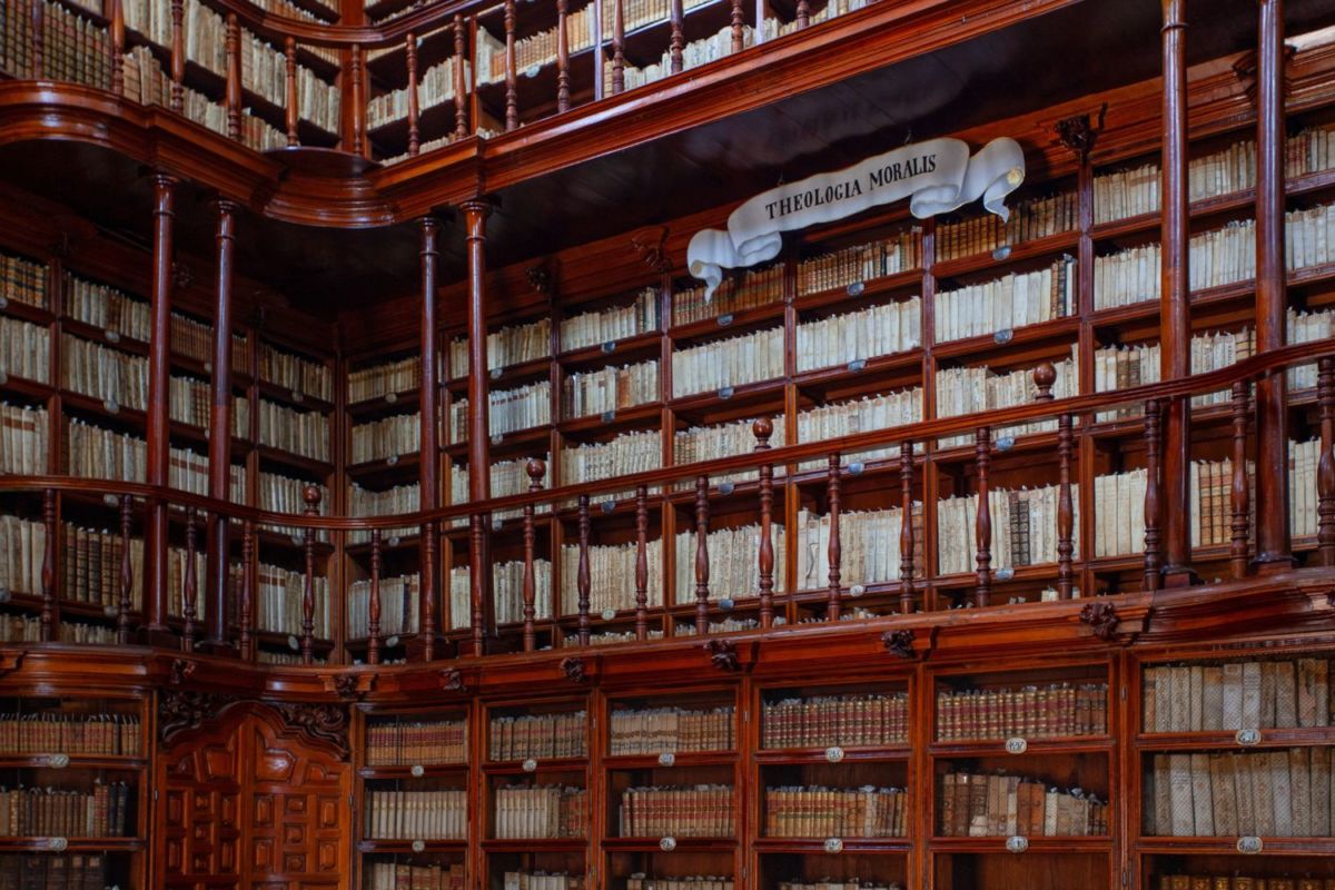 estanterías de cedro de la Biblioteca Palafoxiana en Puebla