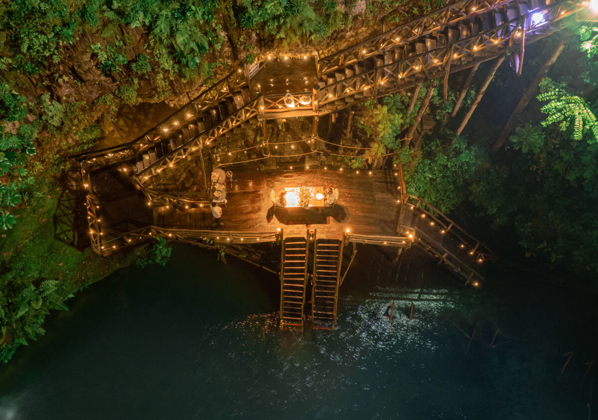 Cena romántica en el cenote de un hotel cerca del precioso pueblito de Valladolid, Yucatán