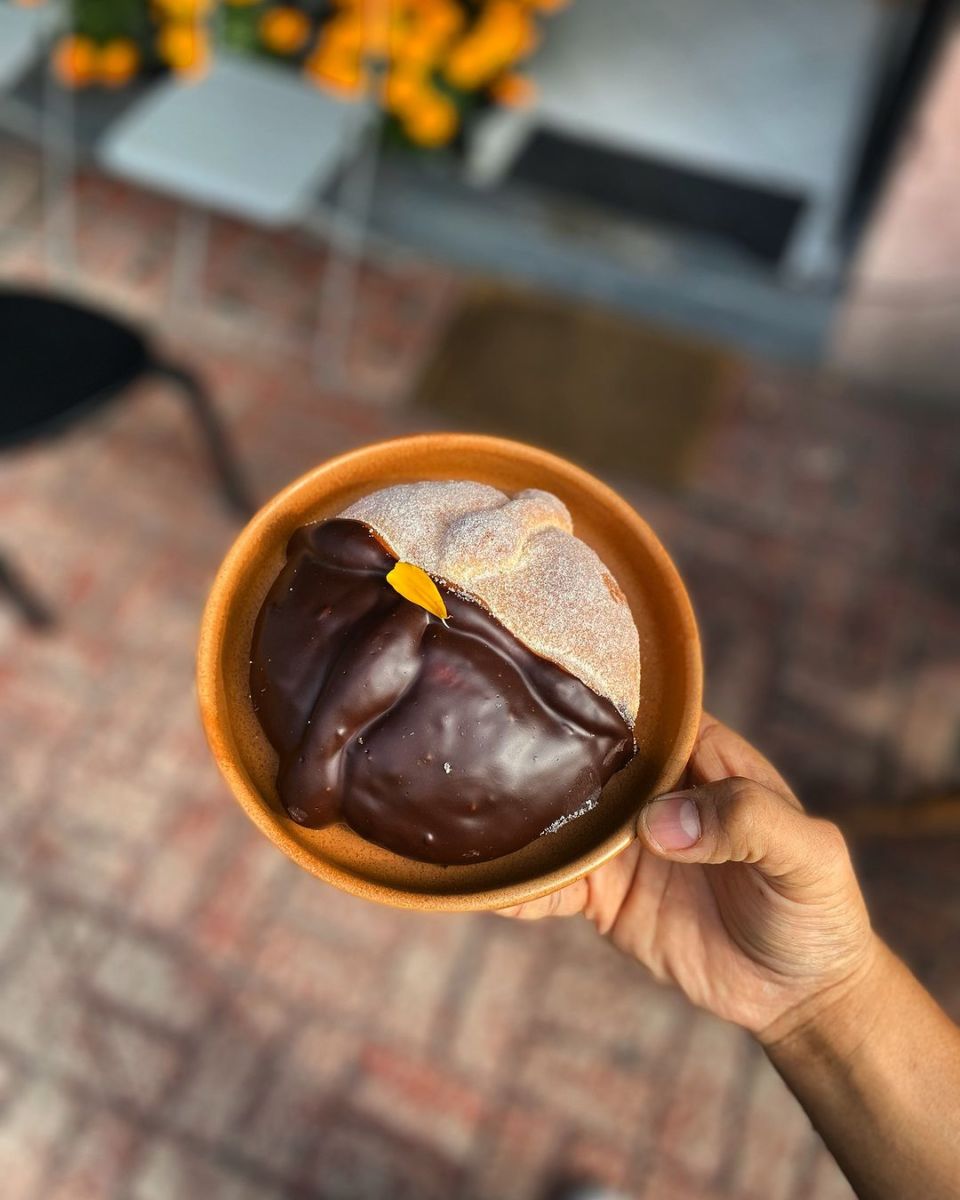 Pan de muerto con chocolate y naranja