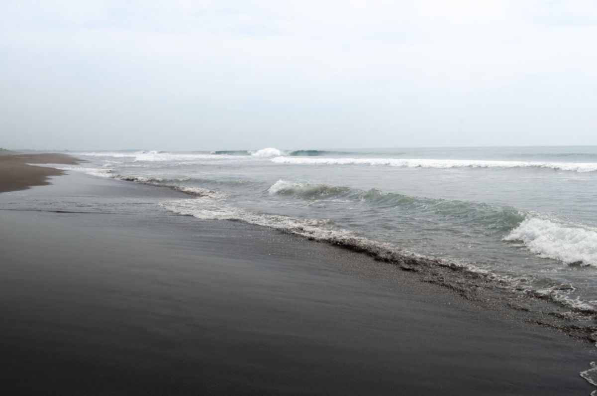 Playa de arena negra en Colima 