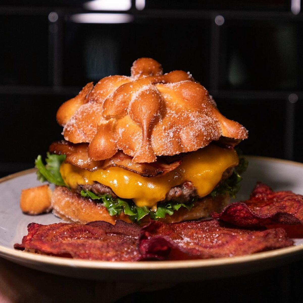 3 locales que venden hamburguesas con pan de muerto en la CDMX, y son lo mejor que probarás este mes 