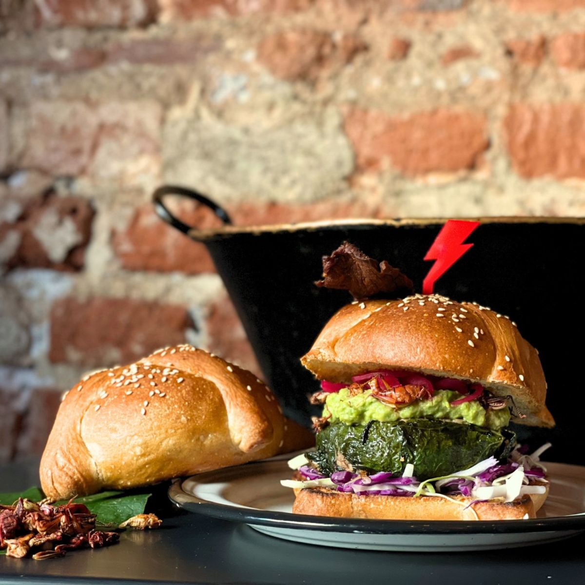 Hamburguesa con pan de muerto 