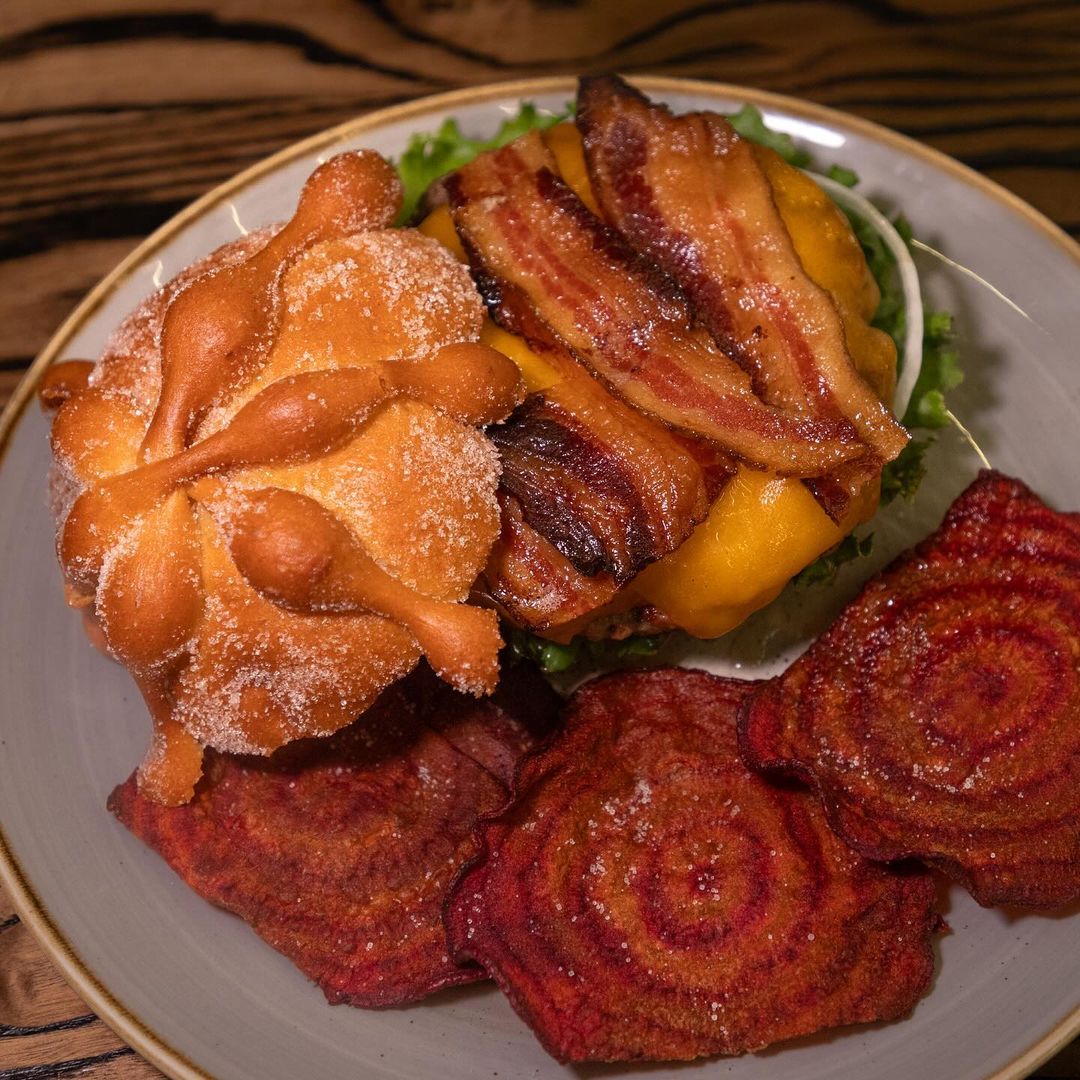 Hamburguesas con pan de muerto
