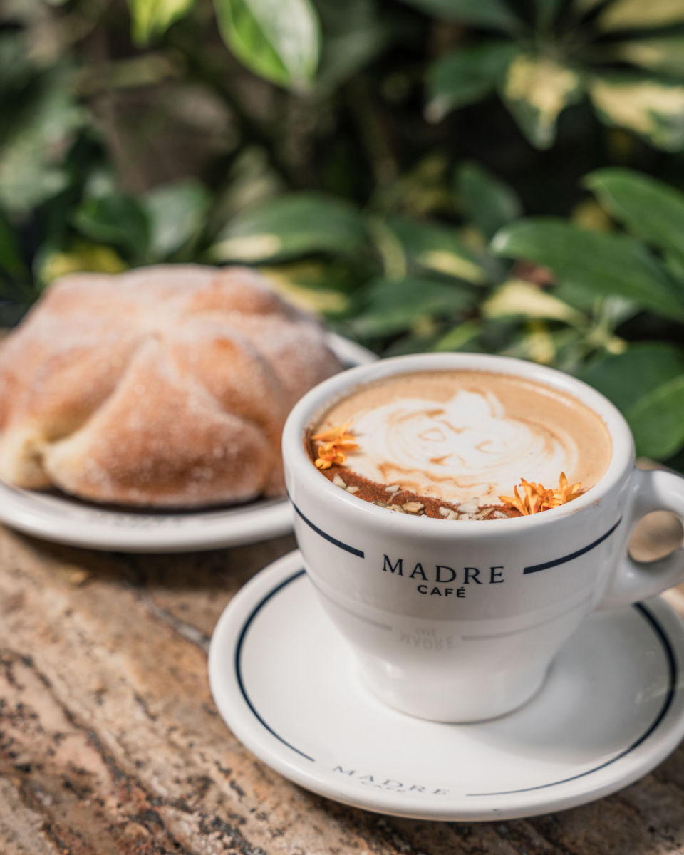 Pumpkin spice latte y pan de muerto