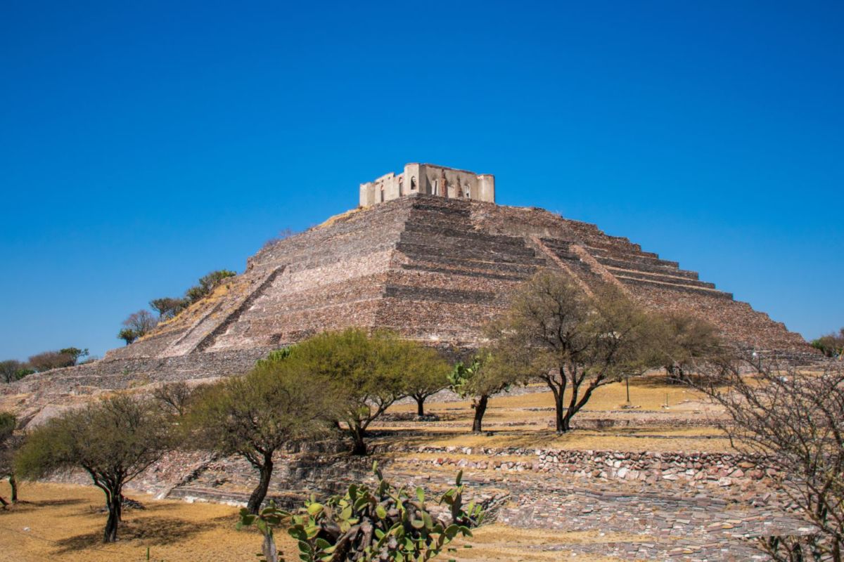 Parece imposible pero esta pirámide en Querétaro tiene una casa colonial en su cima