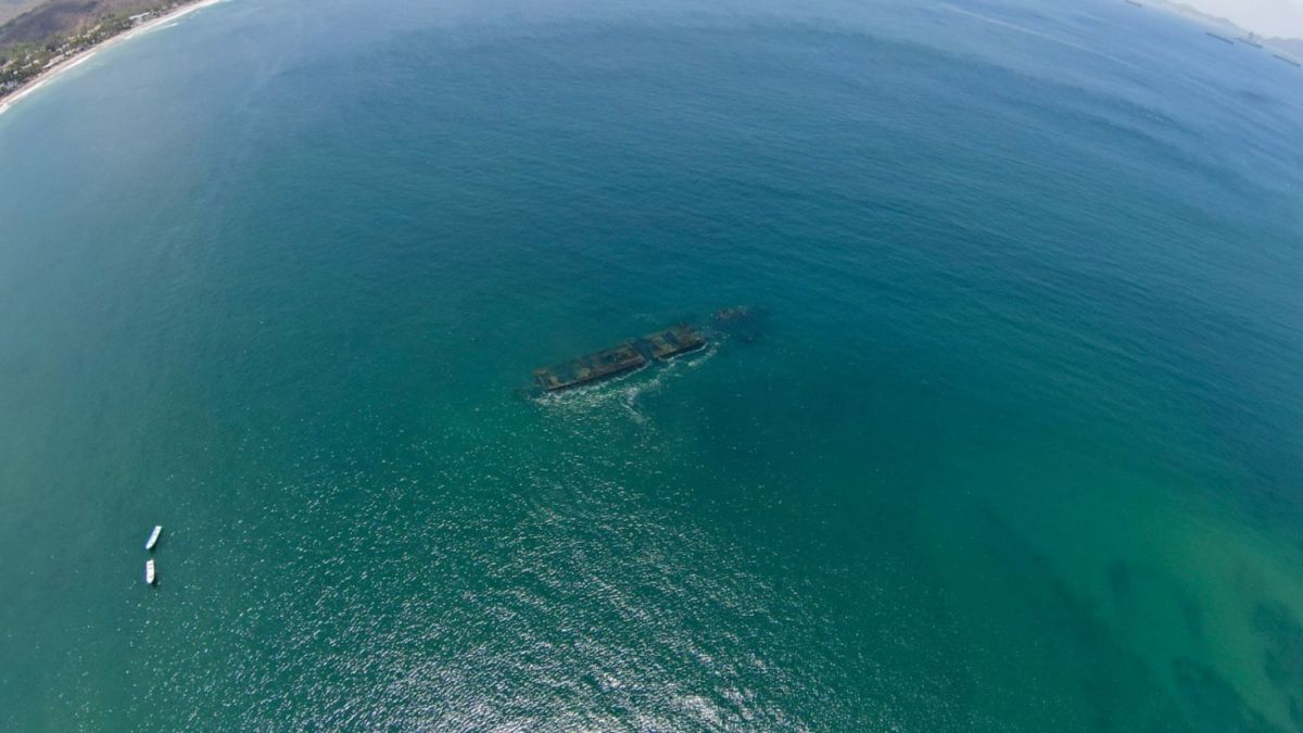 Barco hundido en manzanillo