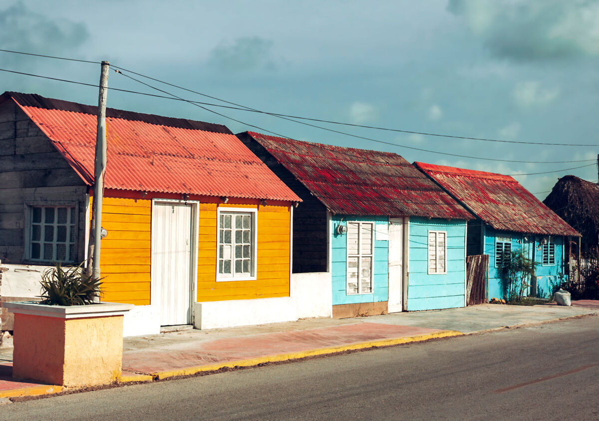 Descubre este puerto poco conocido en Yucatán con playas espectaculares y casitas de colores