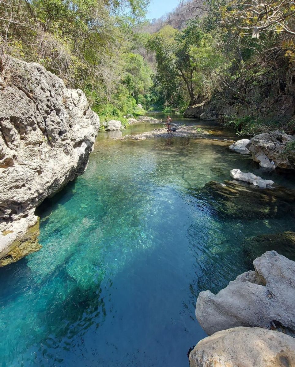 Flota en las aguas cristalinas de este manantial secreto entre Morelos y Guerrero