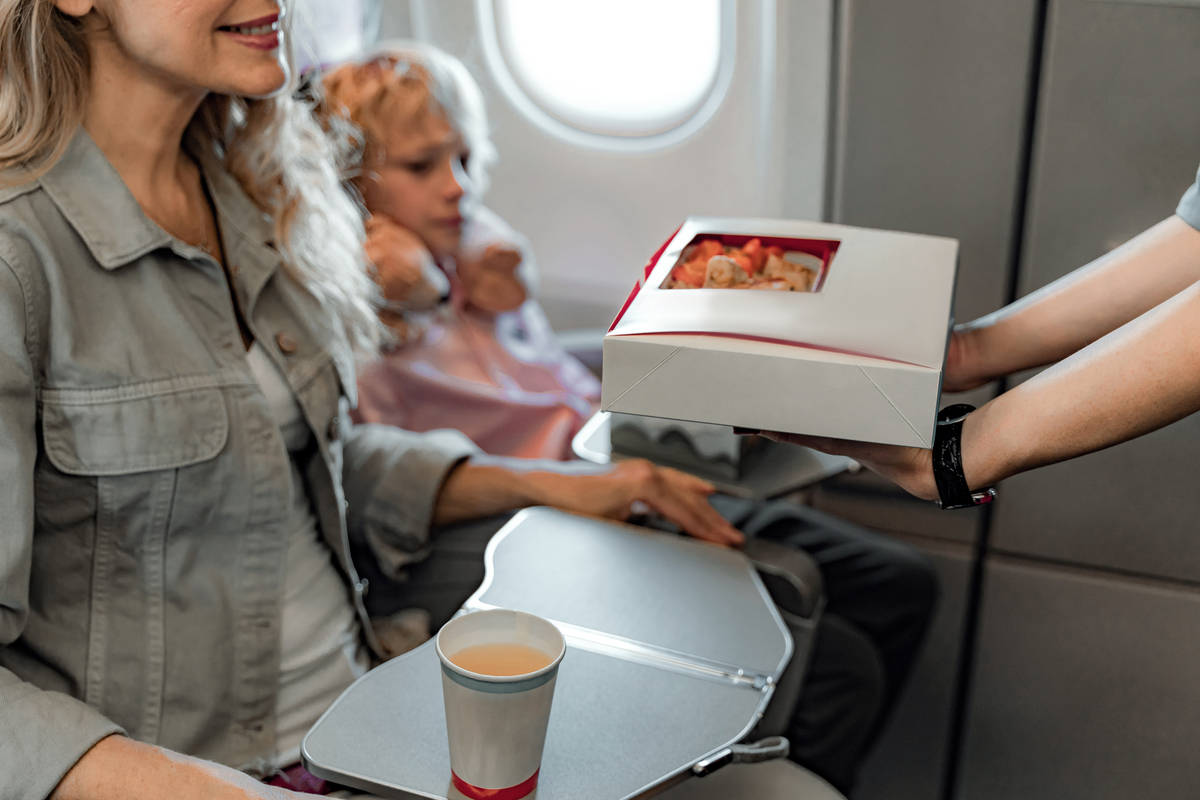 La próxima vez que viajes en avión fíjate en este detalle de los uniformes de los sobrecargos 