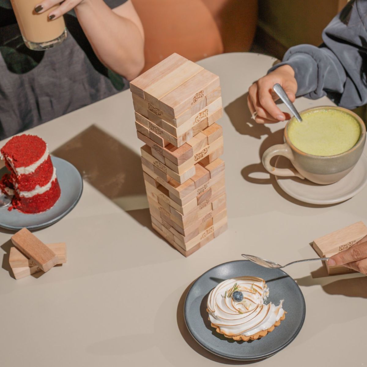 Juegos de mesa en cafetería. 
