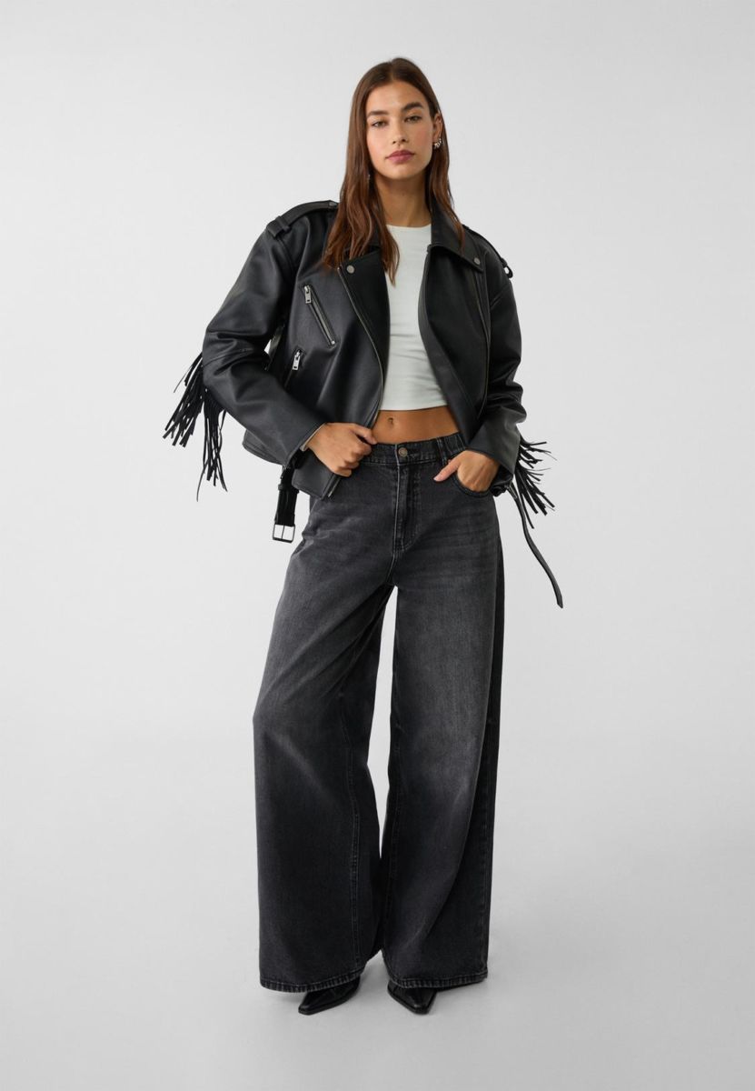 Chamarra de cuero con pantalones anchos
