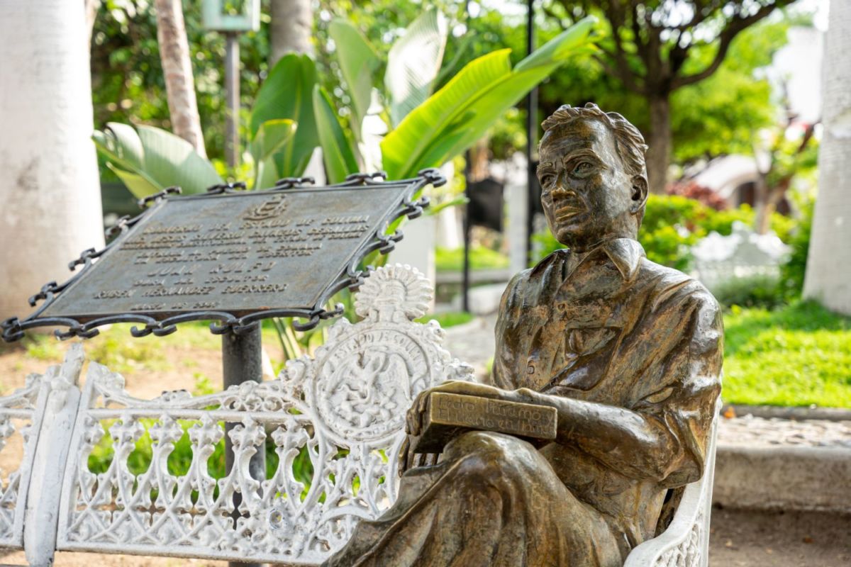 Escultura de Juan Rulfo en Comala