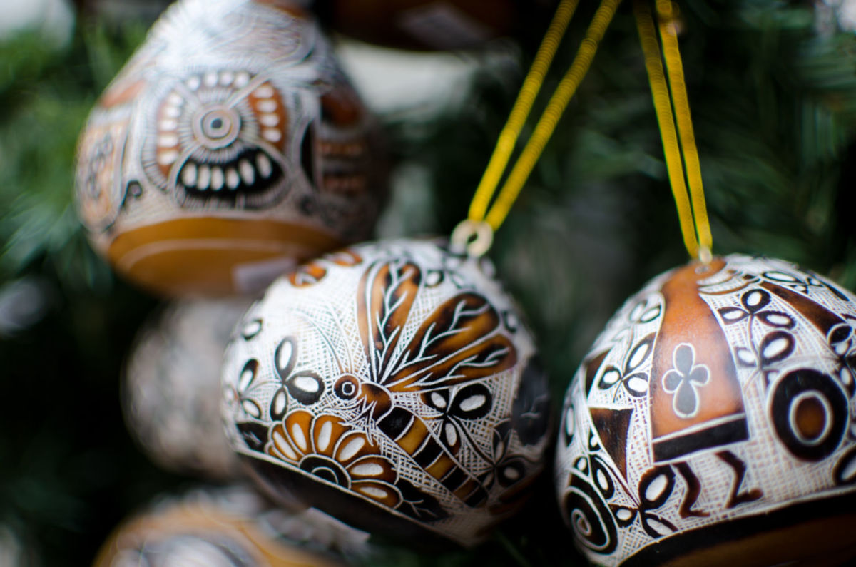 3 tiendas donde comparar esferas navideñas artesanales (¡con envío hasta tu casa!)