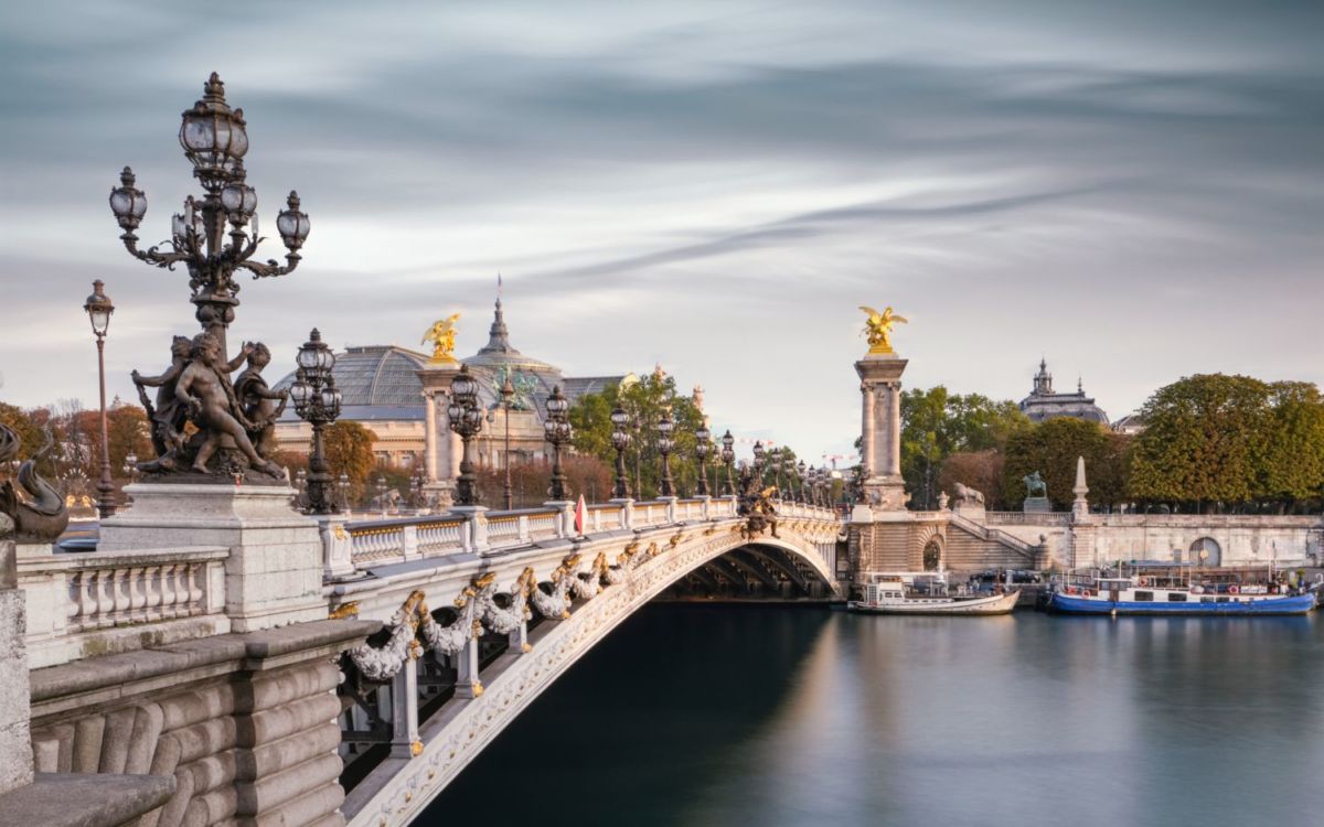 Puente Alejandro III en París.