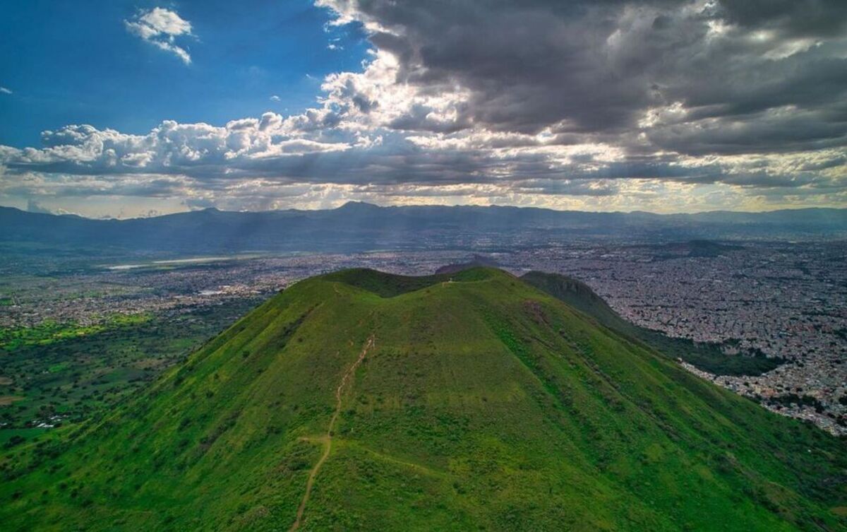 Mira el amanecer desde el Volcán Tetlalmanche, uno de los más grandes de la CDMX